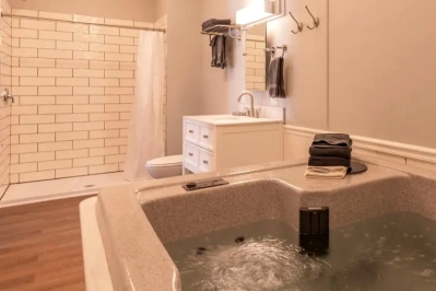 romantic hot tub suites